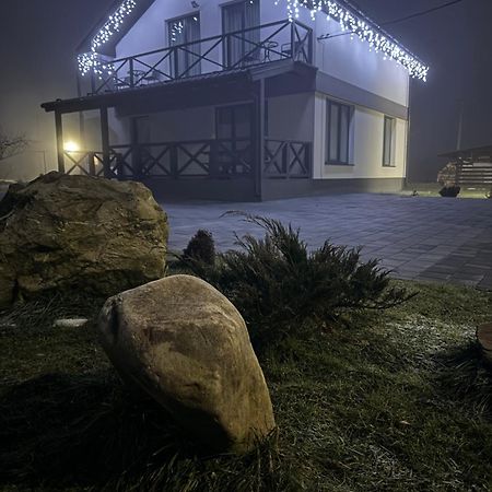 U Anastasii I Sofii Bilya Richki Guest House Mykuljtsjin Eksteriør bilde