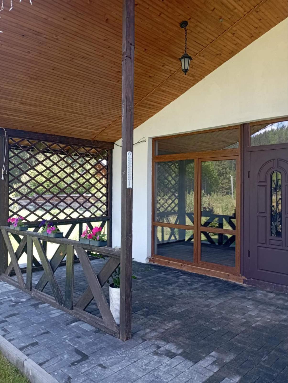 U Anastasii I Sofii Bilya Richki Guest House Mykuljtsjin Eksteriør bilde