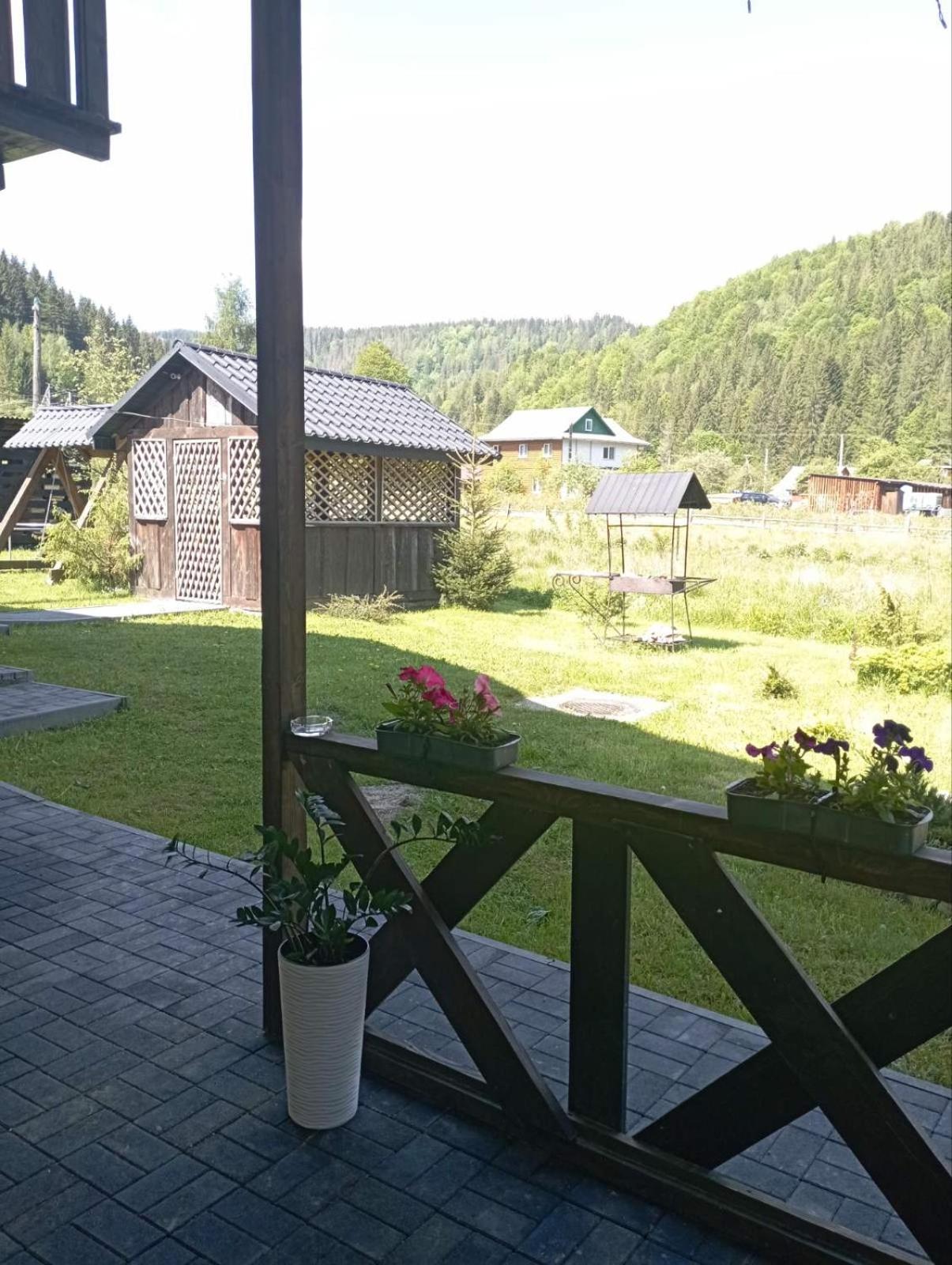 U Anastasii I Sofii Bilya Richki Guest House Mykuljtsjin Eksteriør bilde