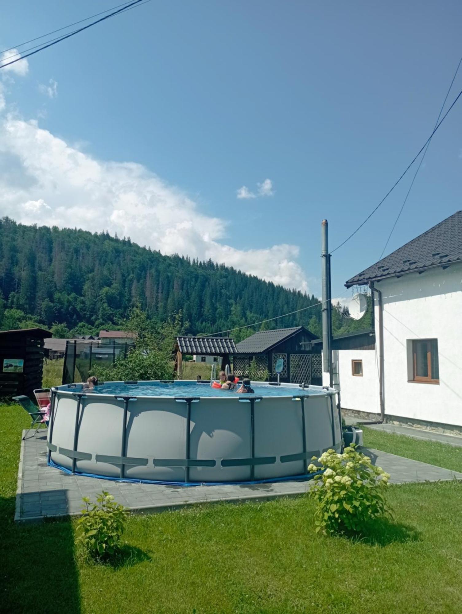 U Anastasii I Sofii Bilya Richki Guest House Mykuljtsjin Eksteriør bilde